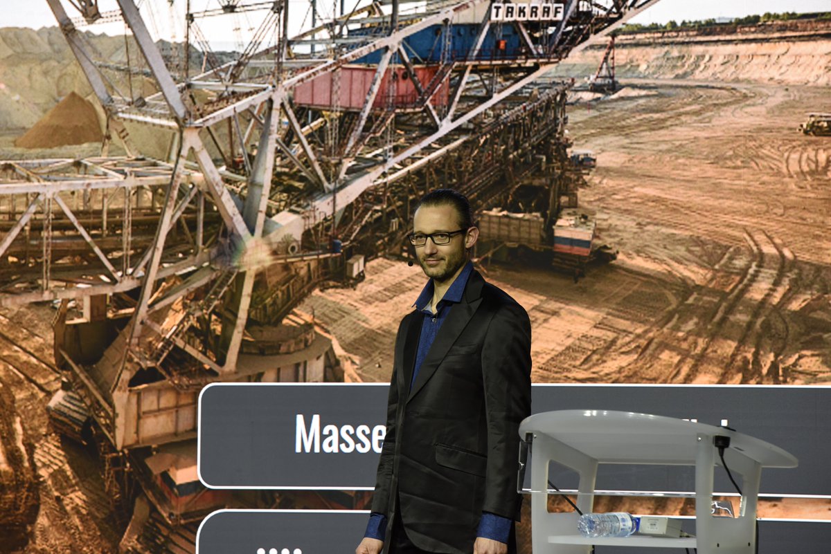 [#LaDuckConf] La création d'un service polluant en 7 jours top chrono, la solution ? → #conception du produit, #réalisation, envoi du #produit et #communication 😄<a href="/nbordi3r/">Nicolas Bordier</a> <a href="/WTek79/">Wojciech WOJCIK</a>