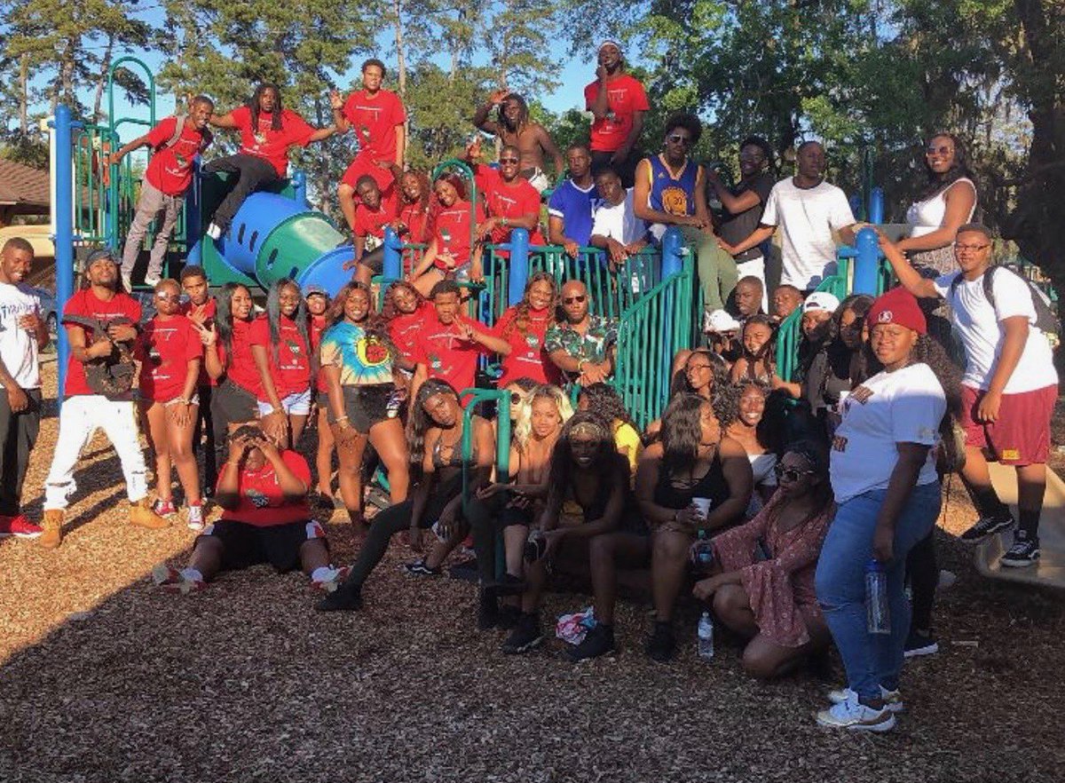 teenaaah_'s tweet photo. my heart in picture form 💛🤞🏾
#ItsAHurricaneAyeee
#RepYourChapter
#C11Turns11 https://t.co/i7d2ob5qWR