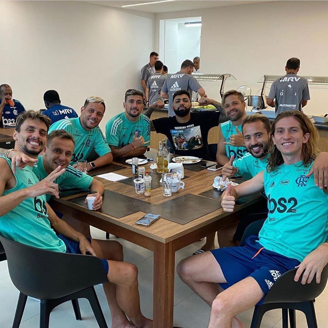 diegoalvesgol's tweet photo. Quem chegou pra resenha do almoço? #PodeLevantarAPlaquinha https://t.co/KlOPk9vulD