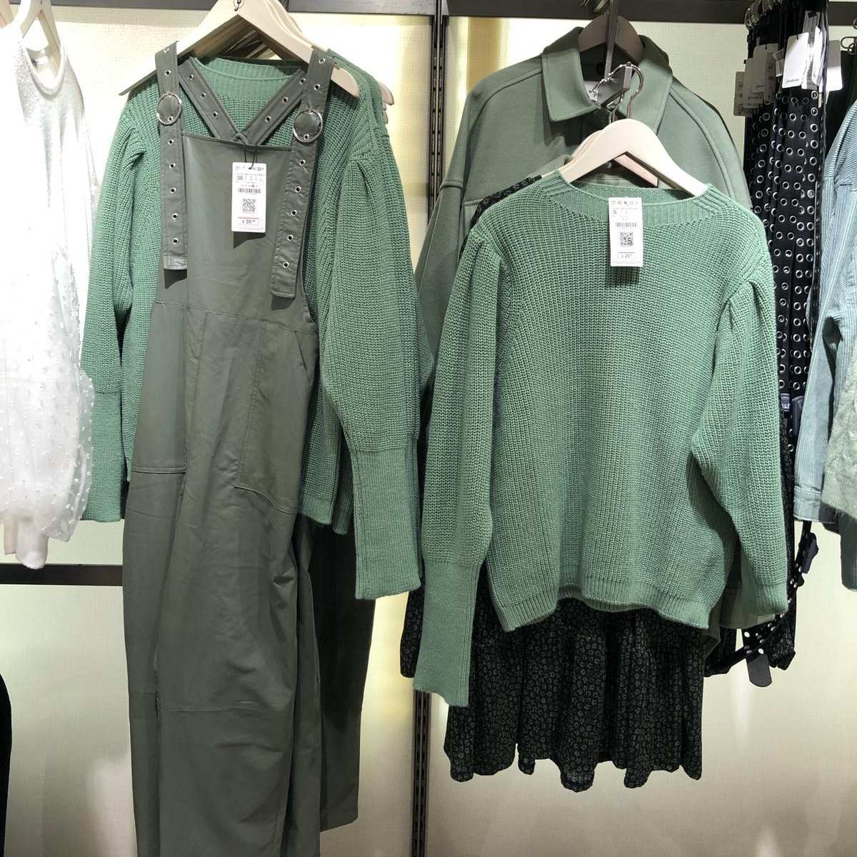¡Apuesta todo al #verde en #Stradivarius! Si hay un color que está arrasando esta temporada en el #streetstyle, sin duda, es este. ¡Además que se pueden hacer unas combinaciones muy top! 🍃💚 #ccnuevacondomina #green #stradivarius
