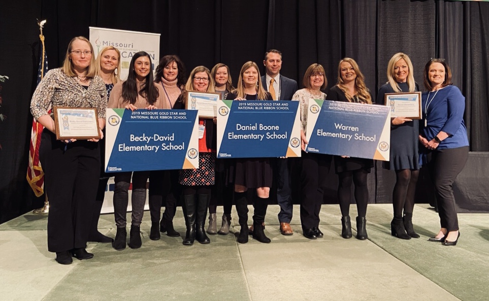 RainahPray's tweet photo. I was a teacher representative as we were honored with our Missouri Gold Star Award. We were one of only eight schools that won the award for 2019. Three of the eight were in our district! Good things happening. @BeckyDavidStars @WarrenFHSD @FHSDDanielBoone #fhsdlearns #MOPWR2020 https://t.co/cUAAmDECr4