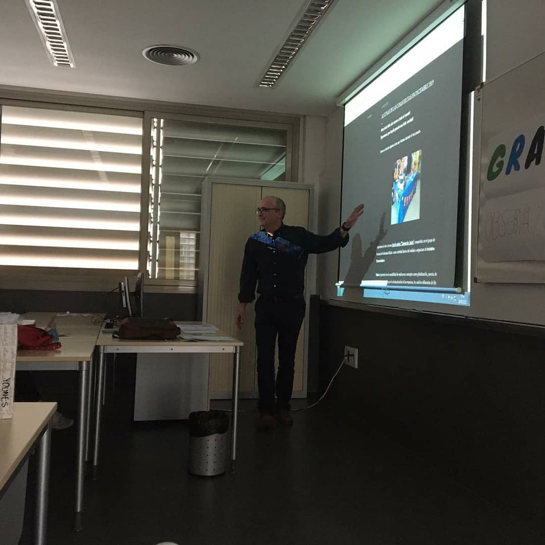 commercetrain's tweet photo. Que bien lo hemos pasado con @angeldelmu en #observaytransformaclm y la iniciativa #tiendasolidaria #empireCompany del @iesgarciapavon Gracias @CRFPCLM https://t.co/imCarGR1Ji