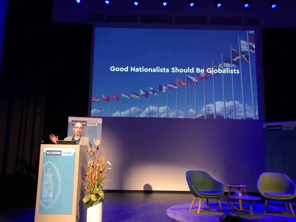 AxelWeydts's tweet photo. Professor @harari_yuval in Kortrijk @KULeuvenKulak: “My advice to politicians: build thrust between countries instead of building walls. You have to cooperate!”
#TheAIRevolutionHarari https://t.co/oE5YqValB7