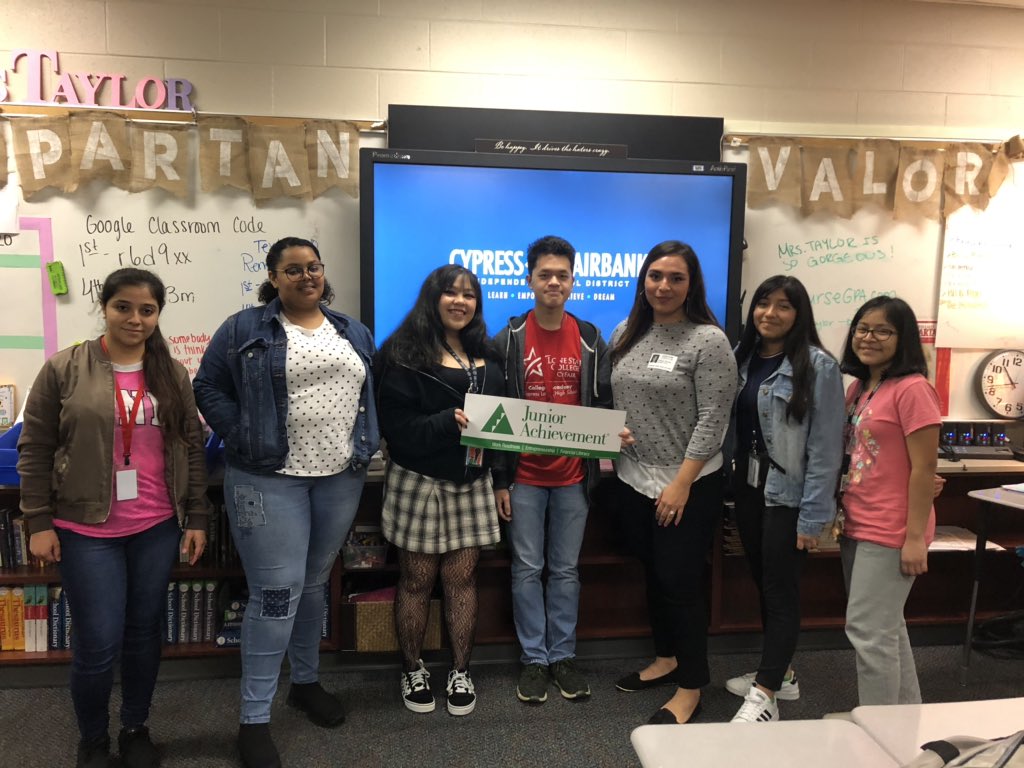Lakes_RST's tweet photo. Junior Achievement instructor training and guidance with the wonderful Ms. Rivera! Thank you for coming today and sharing this wonderful opportunity for us to take to McFee! #FutureTeachers #GrowOurOwn #JuniorAchievement #ThisIsOurCommunity #McFeePartnership https://t.co/2kxzLZX7Ob