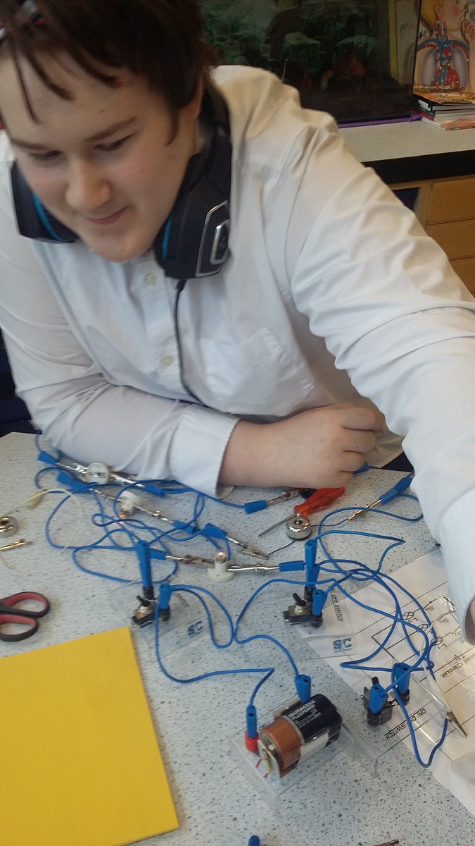 MISScoolscience's tweet photo. Applications of science. S2 wiring up old switches they found so they can make more complicated circuits! #circuits #sciencetechs @STEMglasgow @SSERCSTEM https://t.co/VVClr6krD4