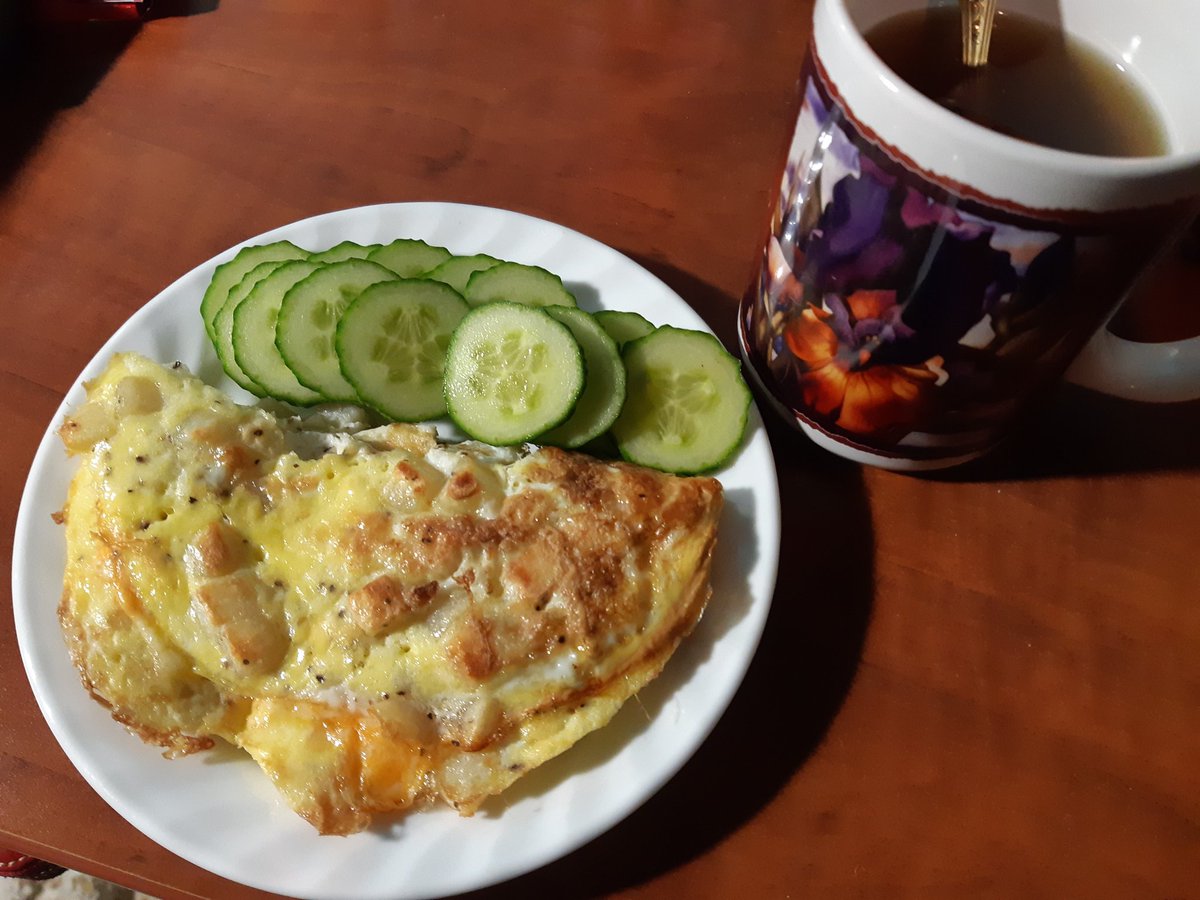 Ann28356568's tweet photo. Down a couple more pounds! Love using smaller plates to help with portion control too
#weightloss #progress https://t.co/34uQmZ7Xes