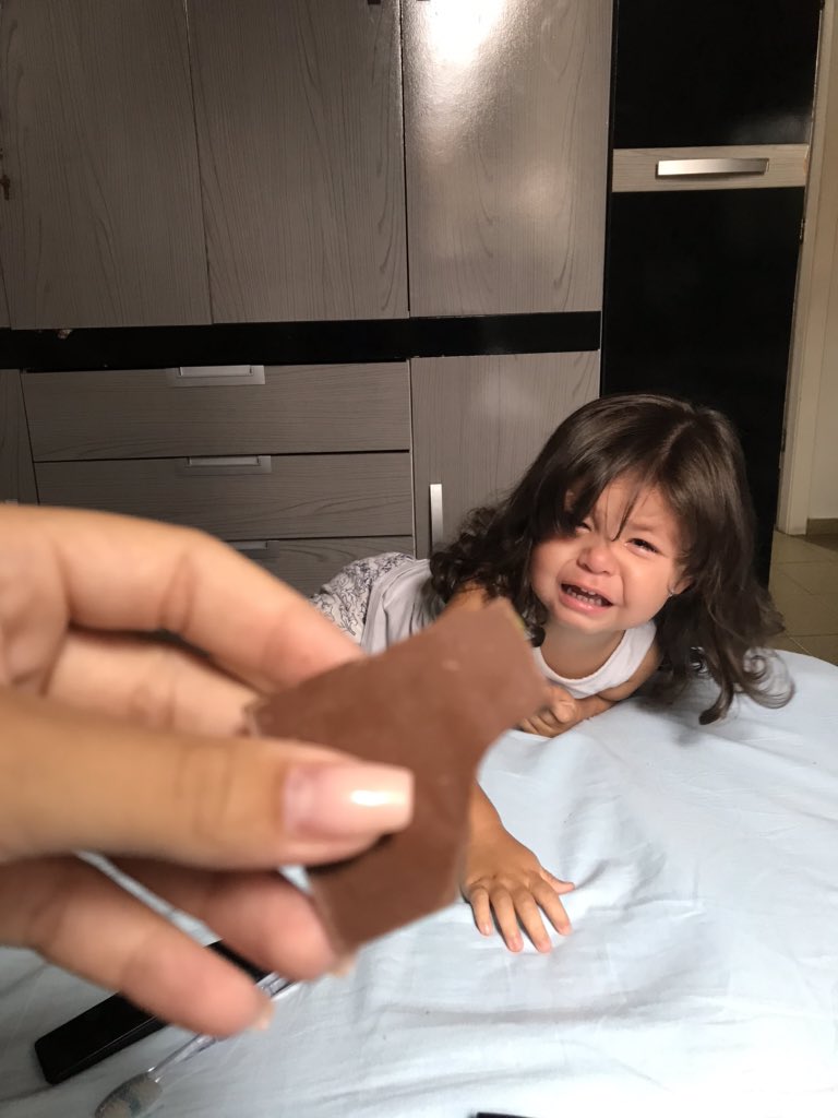 anajtoso's tweet photo. Pareço uma boa mãe mas tô aqui comendo o chocolate que Laura queria na frente dela pq ela não quer guardar os brinquedos https://t.co/I7GEZf3myt