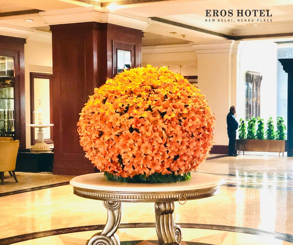eroshotelnd's tweet image. We take immense pride in showcasing some of the finest pieces of art that don our lobby and bring a look of awe every time you walk in. Thank you, team horticulture!
#eroshotelnow #lobbydecor #horticultureteam #flowerarrangement