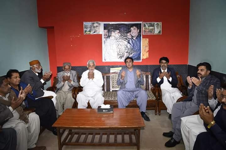 SuhailGadehi's tweet photo. Chairman PPP @BBhuttoZardari offered Fateha and condolences with Media Coordinator Media Cell Bilawal House @FidaHussainPPP on death of his younger brother here at his residence #Badah City. https://t.co/XvLc8GoiLI