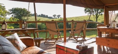 Glamping at Knaveswell Farm in Dorset! Five beautiful en suite safari tents set at the edge of woodland in a secluded field sleeping 6. From just £61 per night per tent.  bit.ly/3aTm3Cm #Glamping #GlampingDorset #Dorset