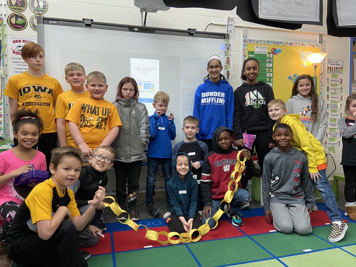 AmyHalverson5's tweet photo. PBIS Families making our “Chain of Hope” for our upcoming dance marathon.  #vanallenpride https://t.co/c0N5U9bDcC