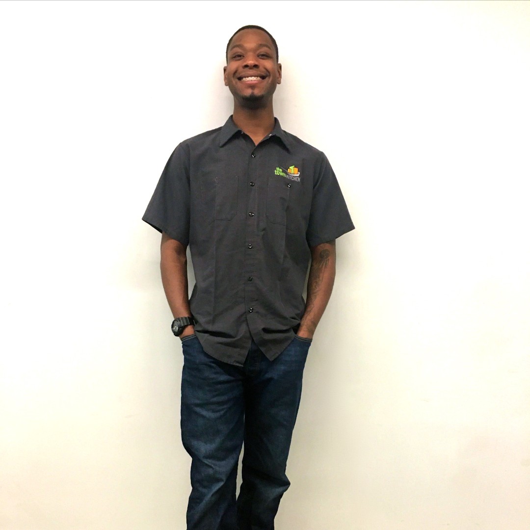 TheTownKitchen's tweet photo. Meet The Town Kitchen Team! π§‘ Lanell is one of our Operation Specialists. β£
β£
At work, he enjoys spending time with his #TownKitchen family and loves working with Foster Youth and the re-entry community. Outside of work, you just may find him at a chess table! β https://t.co/xNoeTd6WA7