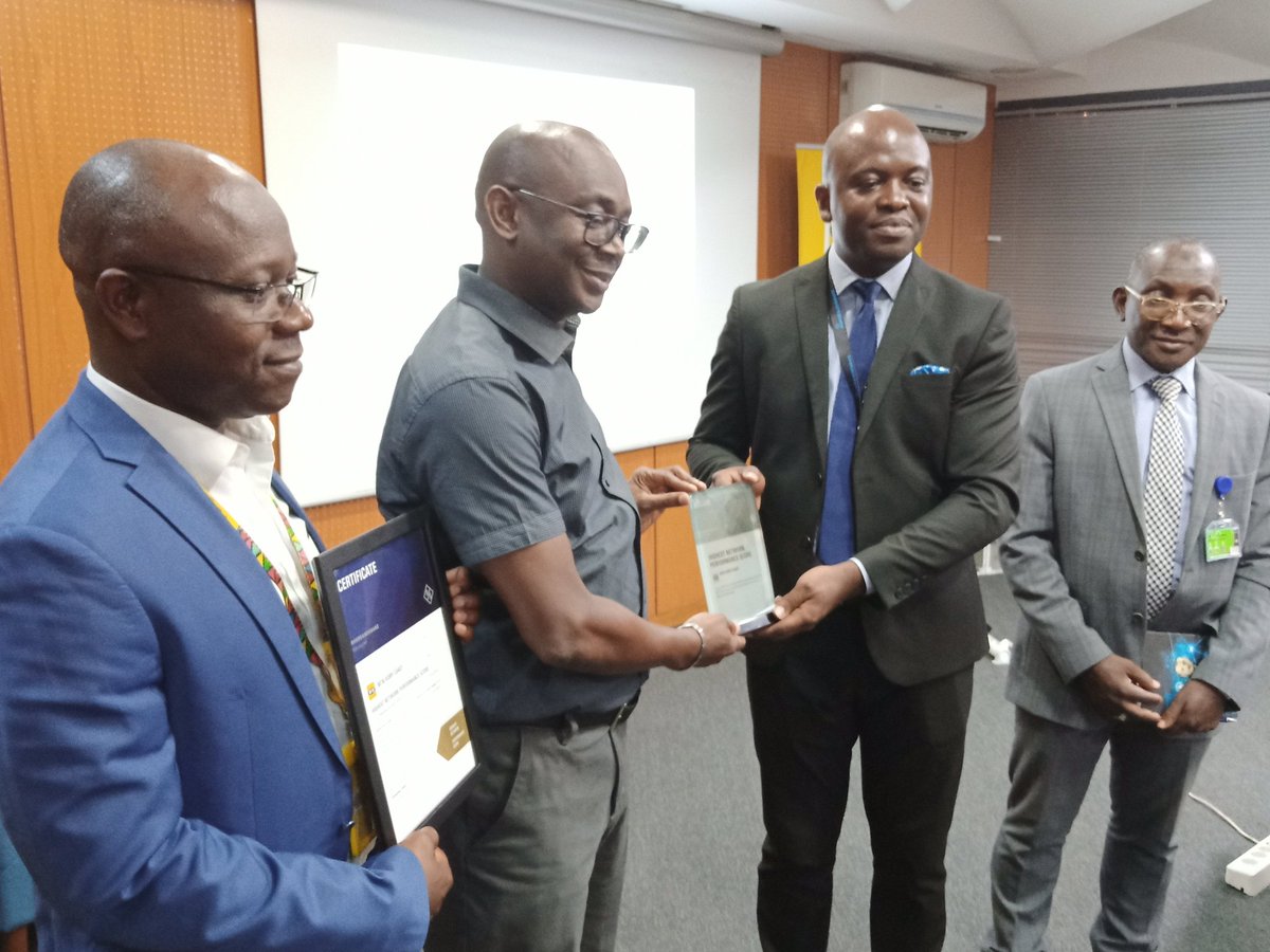 aboukam's tweet photo. Le Cabinet Rohde &amp; Schwarz s'est engagé à analyser objectivement tous les opérateurs  mobile en #CIV avec des comparatives  au standard international et @MTNCotedIvoire est classé 1er en terme de qualité réseau Voix et Data devant Orange et Moov #Civ #MTNCI https://t.co/t8kQviO5mV