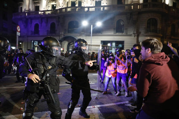 jordisalvia's tweet photo. Algú sap com ha acabat "la major auditoria interna de la història del Mossos" després de la violència policial post sentència? Jo tampoc! cc/ @MiquelBuch 🤷‍♂️ https://t.co/jNnLH3QfYI