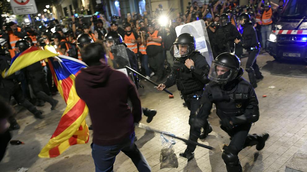 jordisalvia's tweet photo. Algú sap com ha acabat "la major auditoria interna de la història del Mossos" després de la violència policial post sentència? Jo tampoc! cc/ @MiquelBuch 🤷‍♂️ https://t.co/jNnLH3QfYI