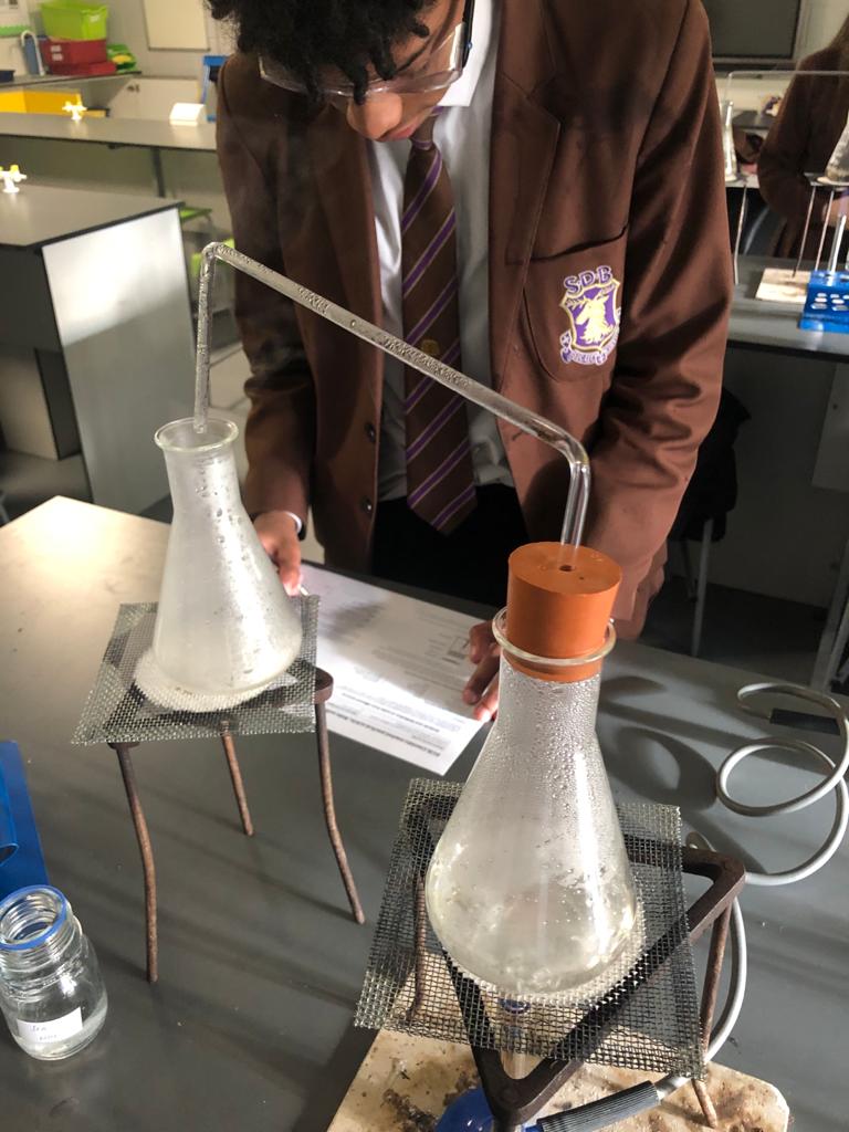 tsc_science's tweet image. 11k4 purifying water by distillation today with Mr Russell #requiredpractical