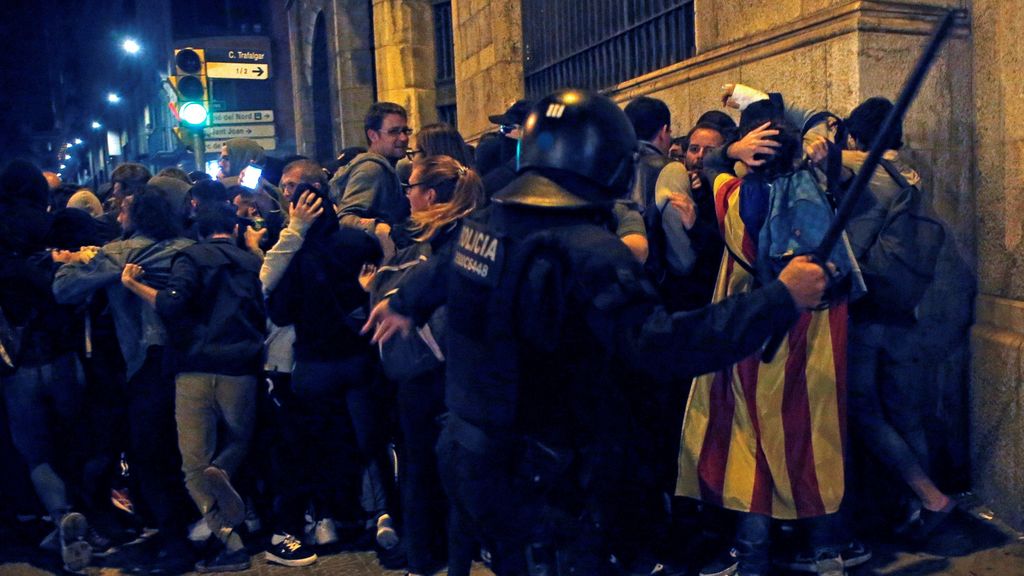jordisalvia's tweet photo. Algú sap com ha acabat "la major auditoria interna de la història del Mossos" després de la violència policial post sentència? Jo tampoc! cc/ @MiquelBuch 🤷‍♂️ https://t.co/jNnLH3QfYI