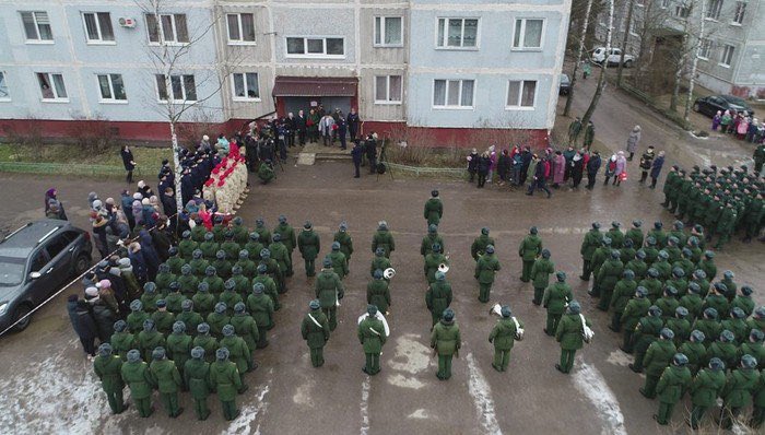 sashakots's tweet photo. Две фотографии, две, к сожалению, пересекающиеся вселенные. На одной в Ивано-Франковске вчера хоронят ветерана СС Мыхайла Мулыка. На другой - вчера же  в Смоленске чествуют ветерана Красной армии, участника освобождения Ленинграда Михаила Кугелева. https://t.co/byx0znWe8m