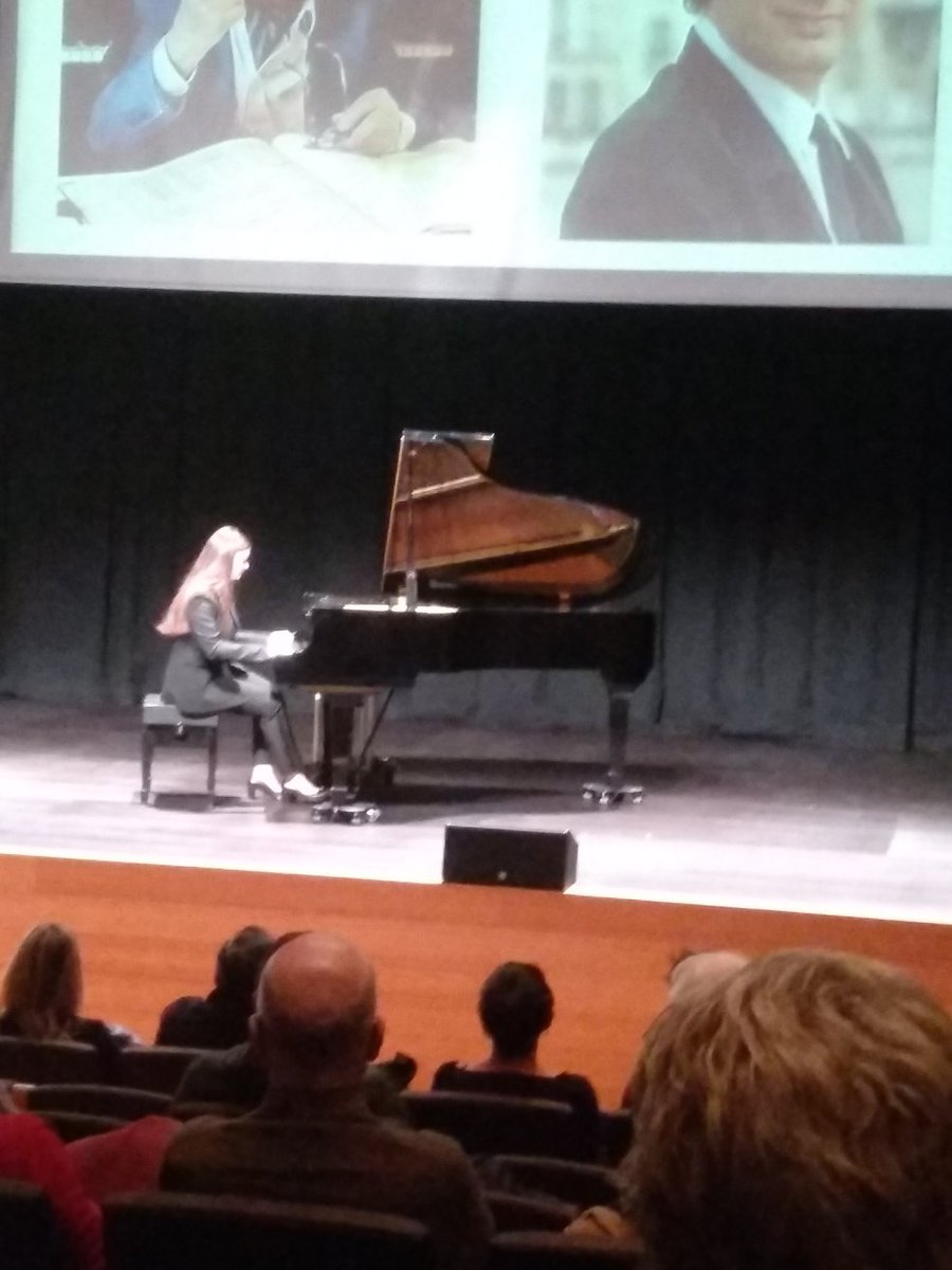 Joan_Urgelles's tweet photo. Excel·lent conferència de Laura Farré sobre música i matemàtiques. Un goig escoltar el piano amb el rera fons aritmètic. @joancarleslluch @campusmed @FME_UPC @UPCVilanova @la_UPC https://t.co/JaSzaPKDbm