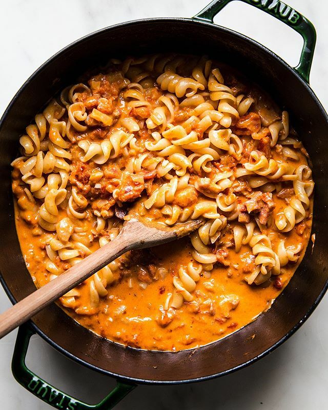 It’s Tuesday, it’s cold and we want to remind you that nothing sounds better than a big pot of pasta in this creamy homemade vodka sauce. Garlic, pancetta and parmesan bring their triple-threat power to our version of this beloved Italian-American classi… ift.tt/2O6gxT8
