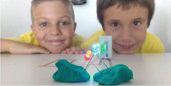 zaragoza_es's tweet photo. .@etopia_kids abre las Aulas #Diwok, espacios de trabajo colaborativos donde chicos y chicas de entre 14 y 18 años podrán desarrollar proyectos de diferentes disciplinas a través de un amplio espectro de capacidades técnicas e intragrupales.
Infórmate > https://t.co/h9ieTEiP1s https://t.co/0jFcsyAIhV