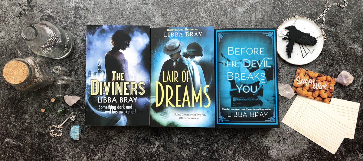 AtomBooks's tweet image. Just ONE WEEK until the final instalment of #TheDiviners #TheKingOfCrows by @libbabray lands! 💀 
So we're celebrating with an epic giveaway: pages.littlebrown.co.uk/king-of-crows-… 

Win all four books AND a fabulous crow necklace from @Sugar_and_Vice. UK only + ends 18/02/2020 🥳🥳🥳
