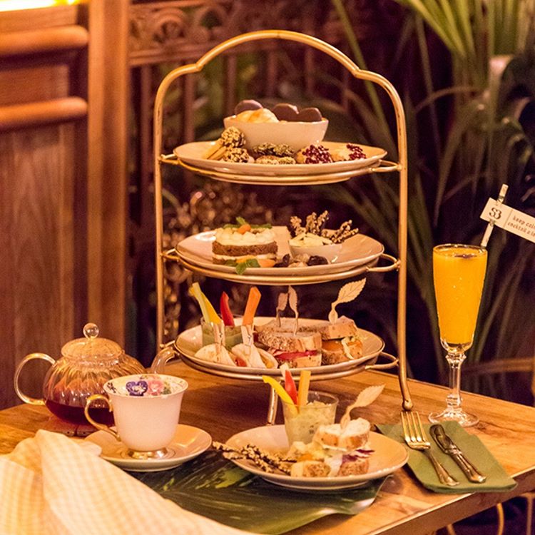 ¿Quedamos para un #HighTea? Hoy es un buen día para viajar al mundo de Alicia en el País de las Maravillas 🎩🕰🐰y disfrutar de una deliciosa torre de tres pisos ❤❤ ¡con dulces &amp; salados! Nombra a esa amiga que tendría que invitarte a merendar esto 😋✨#Salvadorbachiller
