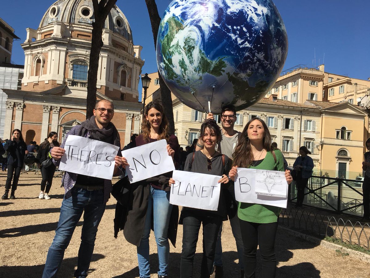 WWFitalia's tweet photo. Buon compleanno alla community di @WWF_YOUng , che da tre anni coinvolge #giovani di tutta Italia in tante iniziative, attività ed esperienze che permettono di conoscere e vivere la #natura! 

Oggi si rinnova anche il loro coordinamento▶️https://t.co/iCu5JuJeM5 https://t.co/FRUm0WGhxc