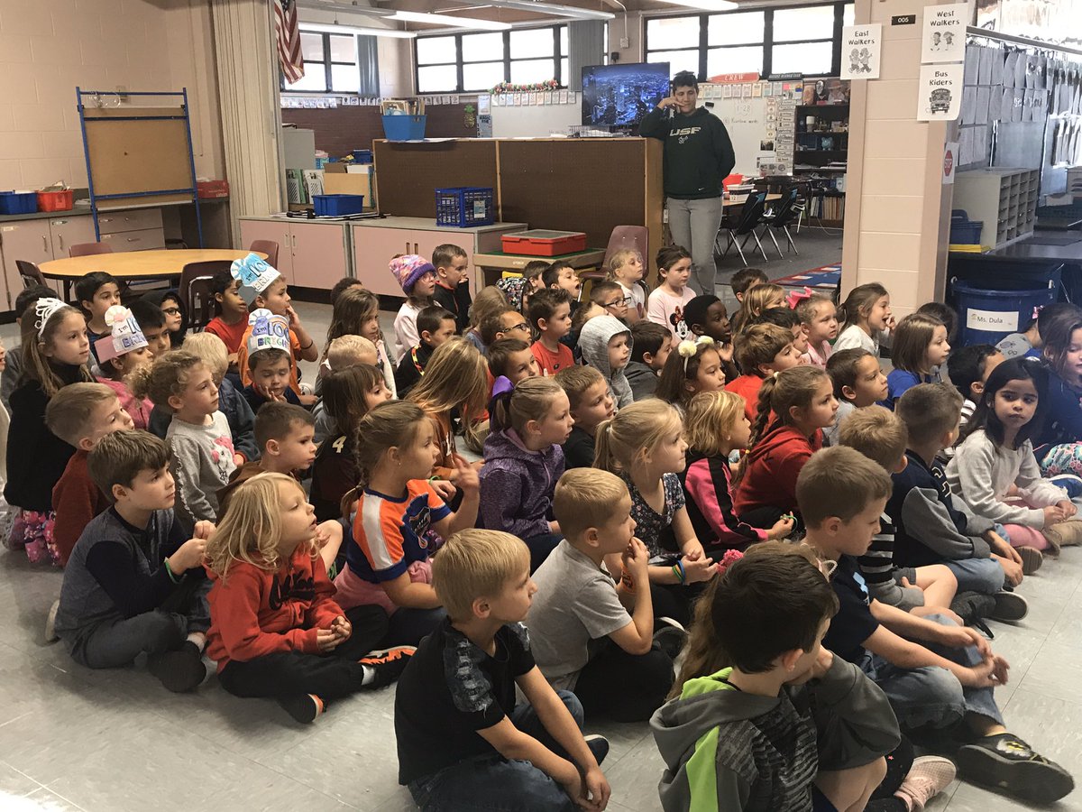 mreiche's tweet photo. #DPESlitweek Look who came to visit Kindergarten and read her favorite stories! https://t.co/v7cRx4ZCvp