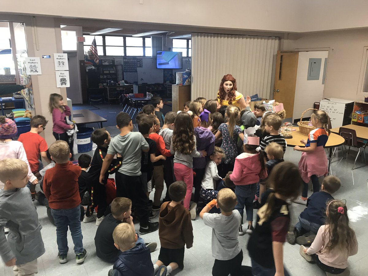 mreiche's tweet photo. #DPESlitweek Look who came to visit Kindergarten and read her favorite stories! https://t.co/v7cRx4ZCvp
