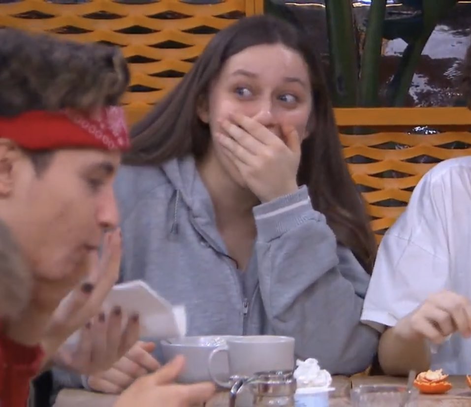 dileremixx's tweet photo. *le chupa la mano a samantha*

nick: ahora te da asco mi saliva?

LAS CARAS JUAN #OTDirecto28E https://t.co/kuZlWnHcGs