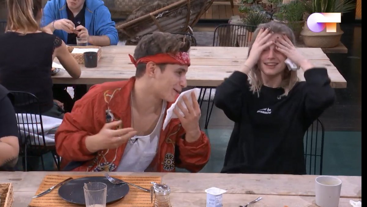 dileremixx's tweet photo. *le chupa la mano a samantha*

nick: ahora te da asco mi saliva?

LAS CARAS JUAN #OTDirecto28E https://t.co/kuZlWnHcGs