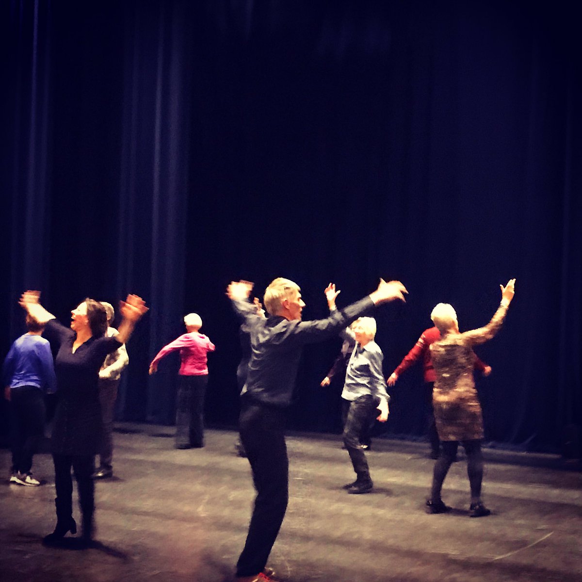 saskiavgrinsven's tweet photo. Vandaag was ik voor onderzoek en leertraject van @Movisie bij een vrolijke repetitie van de #danstheatervoorstelling #devlinder, prachtig project ondersteund door @gemeentehouten en @FCP_ ism @vanHoutenenco en @AandeSlinger #eenzaamheid #ouderen #gezondheid #krachtvankunst https://t.co/Zhg7MdiB8Z