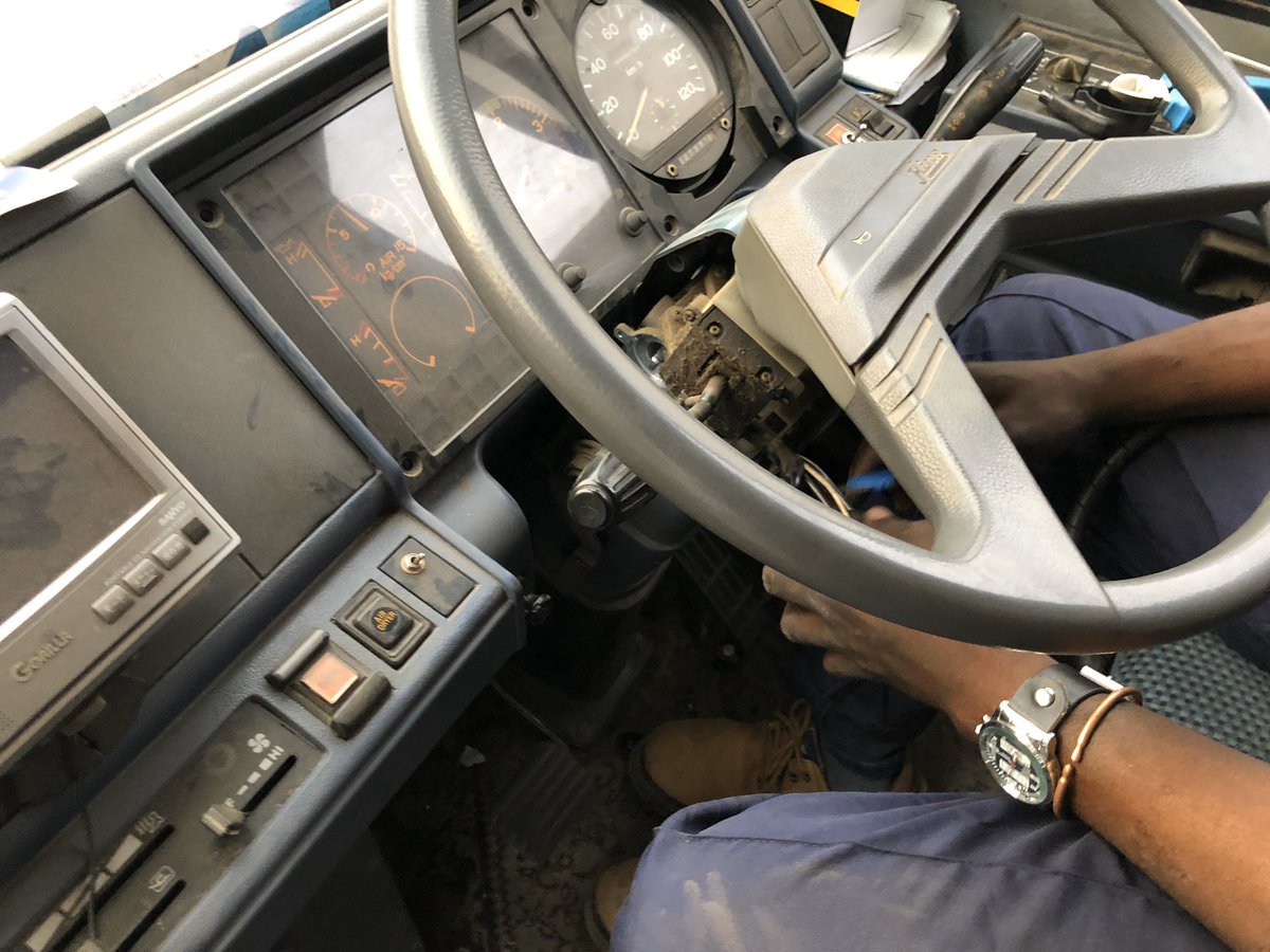 GodwinnerC's tweet photo. Installation des Tracking dans les bus scolaire #ProjetSafety pour nos enfants , Ensemble Nous allons changer les Choses @JKanyoni @julienpalukucom @DarioCongo @olga12ski @JoKatunda @Lens_Mutombo https://t.co/irslKcYM8R