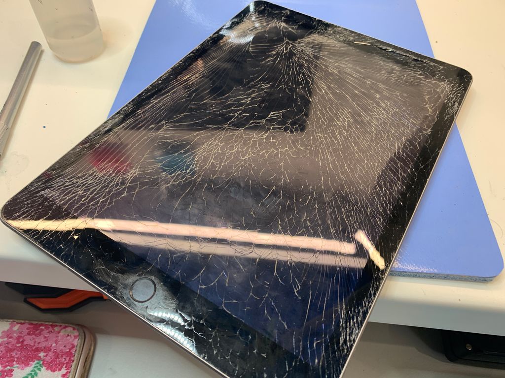 Midleton_IT's tweet image. 🔥 iPad repairs at MidletonIT🔥

Here we have an iPad brought to us from another local business! Completely smashed!

We replaced the glass and its now food as new!

Pop into us in Market Green Shopping Centre for all of your future repairs!

➡️ MidletonIT.ie ⬅️