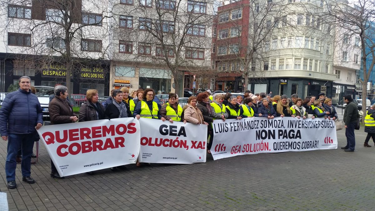 galizaCIG's tweet photo. Persoal de GEA mobilízase na Coruña coincidindo co xuízo para reclamar o pago das débedas. Na demanda presentada pola CIG solicítanse 3,2 millóns para unhas 150 traballadoras/es. MÁIS INFO: https://t.co/HGo6Suoepk #Pontevedra #ACoruña #Coruña #Vigo #GEA #InversionesSubel #Subel https://t.co/db8apzM2uV