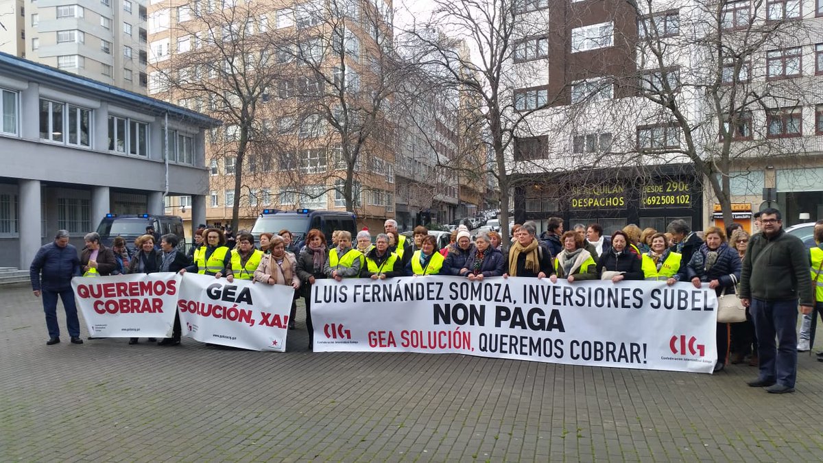 galizaCIG's tweet photo. Persoal de GEA mobilízase na Coruña coincidindo co xuízo para reclamar o pago das débedas. Na demanda presentada pola CIG solicítanse 3,2 millóns para unhas 150 traballadoras/es. MÁIS INFO: https://t.co/HGo6Suoepk #Pontevedra #ACoruña #Coruña #Vigo #GEA #InversionesSubel #Subel https://t.co/db8apzM2uV