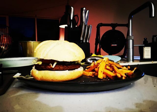 SocialPepperNL's tweet photo. Zoete aardappelfriet met een vegaburger. Niks mis mee 😊
.
.
.
#friet #eten #diner #breda #princenhage #burger https://t.co/UfZLWE0W0I https://t.co/xnbj7yHgdQ
