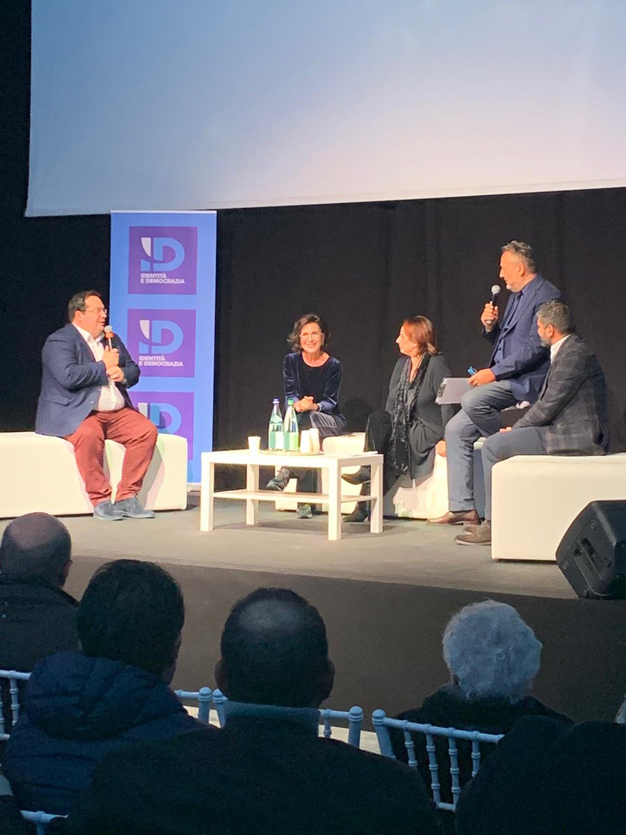 PaoloCastaldi2's tweet photo. STRARIPANTE LA SALA DELLO SPAZIO NOVECENTO A ROMA PER LA CONFERENZA "NOI E L'EUROPA"'. 
Con Cinzia Bonfrisco, Luisa Reggimenti, Claudio Durigon, Francesco Zicchieri. 
E tanti AMICI https://t.co/Xac5EOGyOQ
