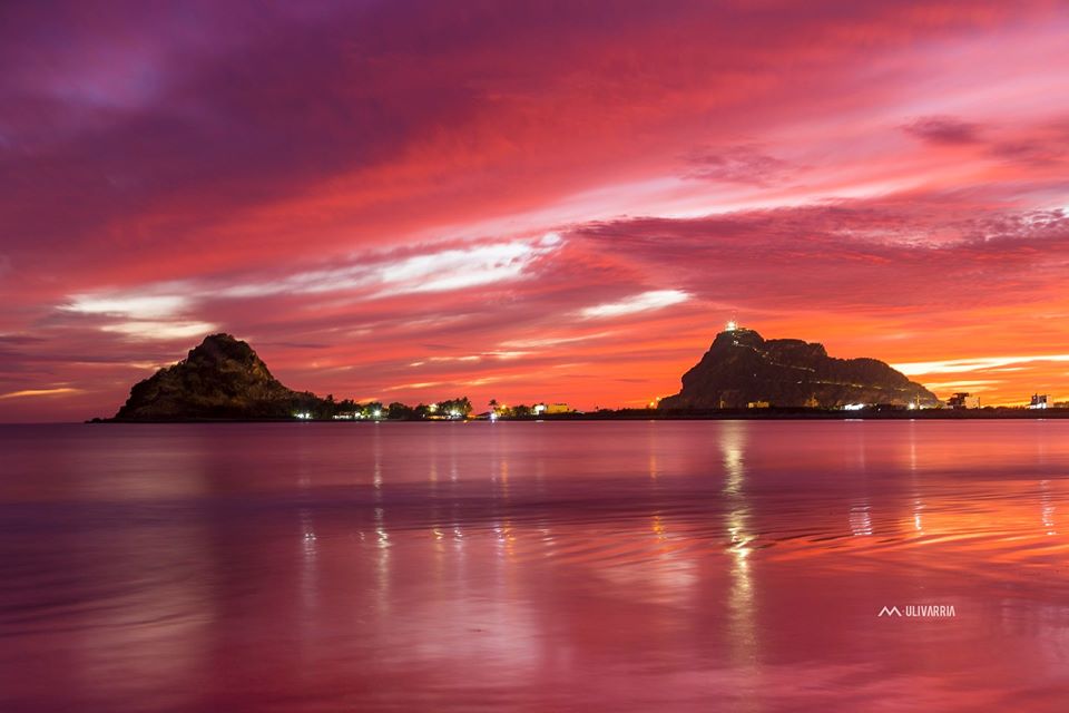 VisitaMazatlan's tweet photo. El Faro del Cerro de Crestón, el más alto de Norteamérica, captado desde la Isla de la Piedra por Miguel Ulivarría. ¡Fotaza! RT 😍📸🤩 #Mazatlan #AyMiMazatlan #TuesdayMotivation https://t.co/U02a0bqPKD