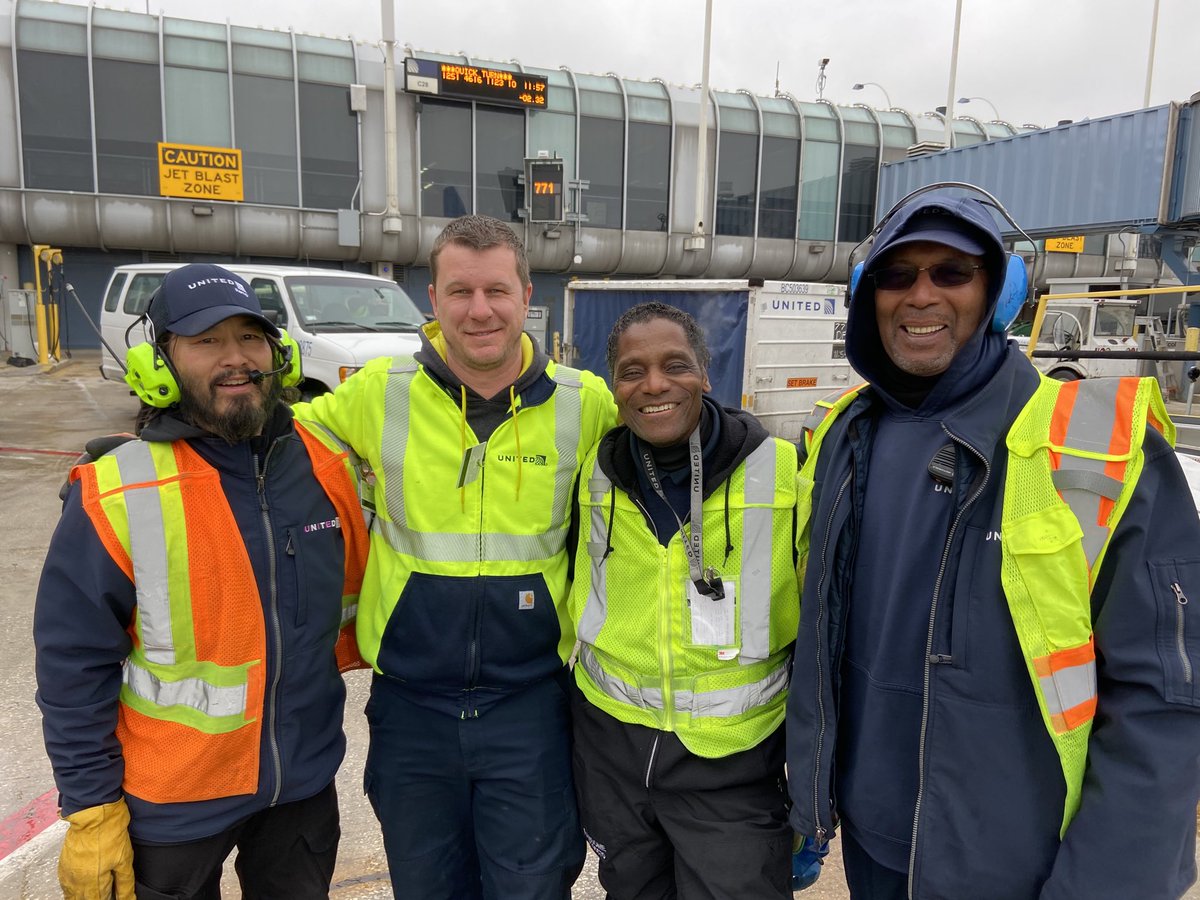 #UnitedConsistencyTeam in ORD. Ramp Lead Richard and his crew came close to perfection on their DFW QT.  Planning and execution were flawless! ⁦@KevinSummerlin5⁩ ⁦@MikeHannaUAL⁩ ⁦@HermesPinedaUA⁩ ⁦@BsquaredUA⁩ ⁦@JMRoitman⁩ ⁦@SalangaJ⁩ ⁦