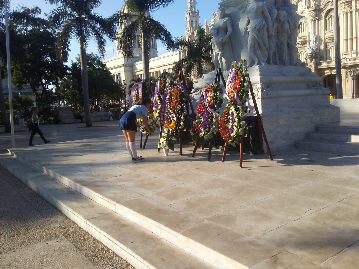 Los estudiantes del IPU José Martí representando la FEEM depositaron una ofrenda floral al apostol
<a href="/CubaMined/">MINED</a> <a href="/EducaHabana/">Dirección Provincial de Educación La Habana</a> <a href="/FalconYoania/">Yoania Falcón Suárez</a> @LeyanOlivares <a href="/tania_taniaVa/">Tania Villar Alfonso</a> <a href="/elsa_ena/">Ena Elsa Velázquez Cobiella</a> @SomosContinuidad