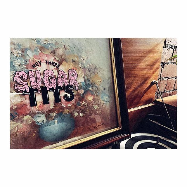 _AuntEl's tweet photo. ... DIDS A THING ...
.
.
.
.
.
#heytheresugartits #sugartits #art #design #painting #doodle #sketch #artisforlosers #oilpainting #flowers #traditional #acrylicpainting #type #typography #handlettering #creativity #wip #create #make #graphics #vinyl #reco… https://t.co/mErzHo6iiT https://t.co/Dbw4JGY4Gz