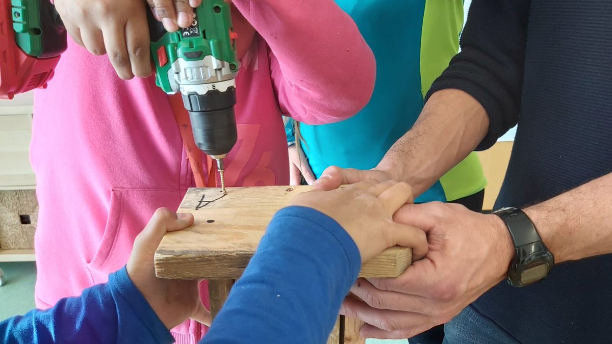 lasiniavic's tweet photo. Continuem amb la segona fase del projecte #flueix. Construim capses niu per a ratpenats reutilitzant palets. La mesura i la precisió han estat primordials per a un bon resultat final! @CAMADOCA_ADEFFA #mediambient #conservemlafauna https://t.co/yfjKwL3qg2