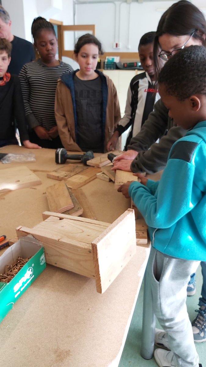 lasiniavic's tweet photo. Continuem amb la segona fase del projecte #flueix. Construim capses niu per a ratpenats reutilitzant palets. La mesura i la precisió han estat primordials per a un bon resultat final! @CAMADOCA_ADEFFA #mediambient #conservemlafauna https://t.co/yfjKwL3qg2