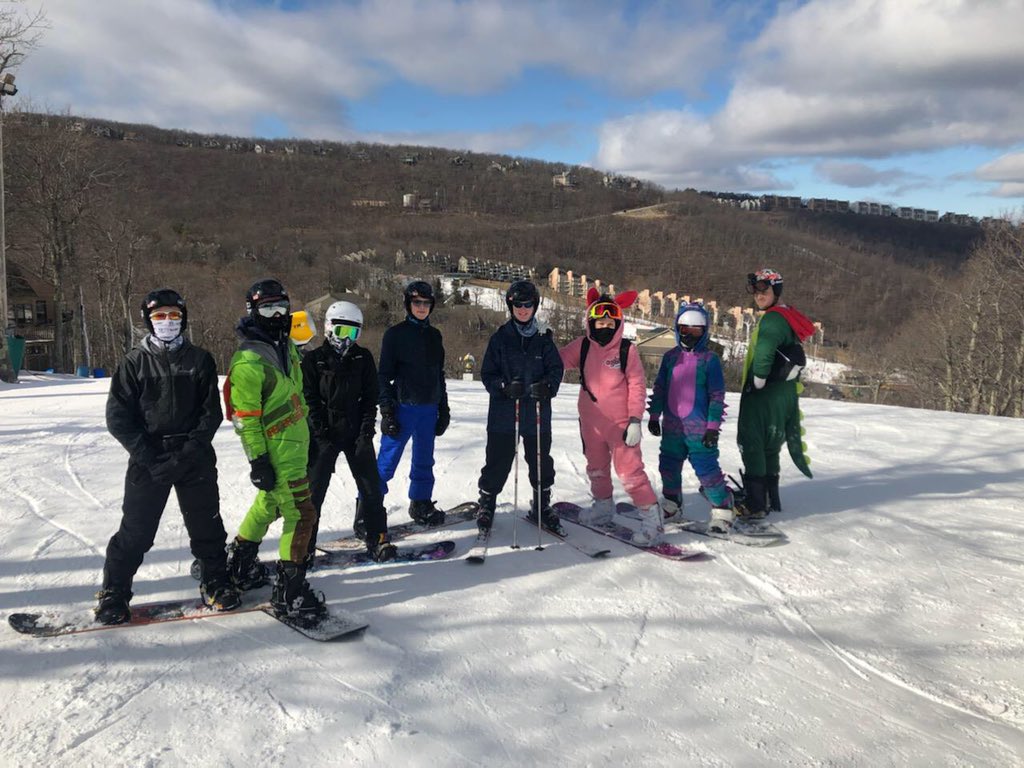 LCBirdHPE's tweet photo. @MrsRogersPEBag took students on ski trip today! Kids are really enjoying themselves ! https://t.co/vfQUd2KVqM