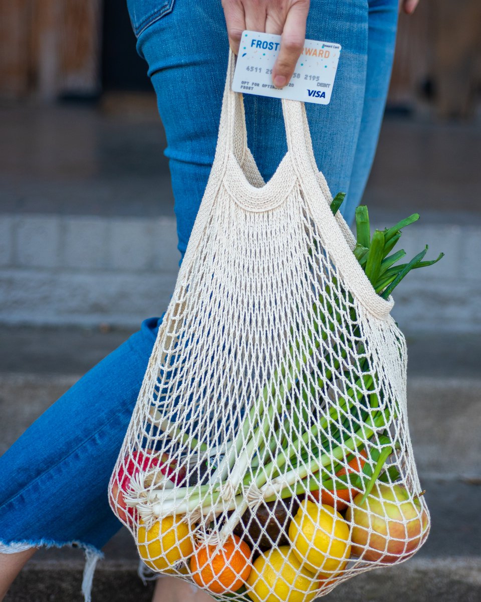 We have been practicing random acts of generosity this month in partnership with @frostbank’s #FrostItForward Did you know optimism positively impacts financial goals? Read more👇👇 cloisteredaway.com/2020/01/28/sma… #OptForOptimism #sponsored