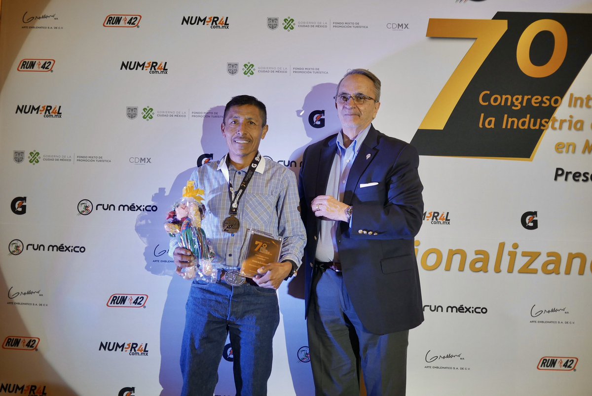 Run_Mexico's tweet image. Un gran ultra maratonista que nos ha representado en todo el mundo, es Ricardo Méjia Hernández. Eres un referente a nivel mundial para todos los competidores de tu disciplina. 

“Tirando la polilla, con la pasión de correr. Más en la montaña, es otra cosa”.