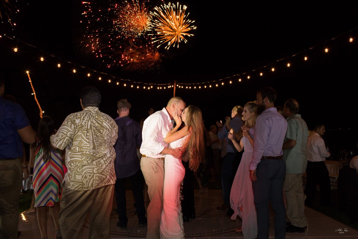 lookatmebrides's tweet photo. Forever starts now and it's looking positively beautiful! This bride and groom are the picture of perfection✨ #beachwedding #wedding | Planning @lookatmebridesmexico | Venue @ResortCostabaja | Photo Allan Rice Fotografía https://t.co/nu6FCYOEBu