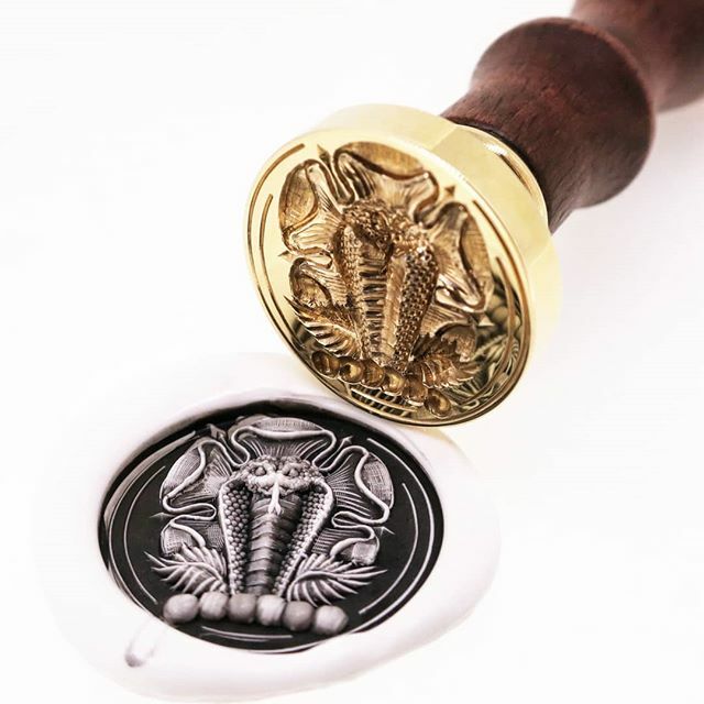 londonengraver's tweet photo. Custom table seal featuring a hand engraved family crest.
This table seal is 25mm round, solid brass with a wooden handle 🐍
#londonengraver #masterhandengraver #masterengraver #mastercraftsman #tableseal #waximpression #waxstamp #familycrest #familyh… https://t.co/yDnvr3GZVM https://t.co/AU2s0hB05m